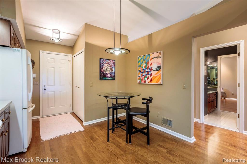 944 Green View Court Rochester Hills, MI 48307 - Photo 10 of 36