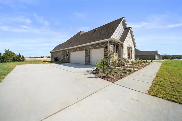 a view of a house with entertaining space