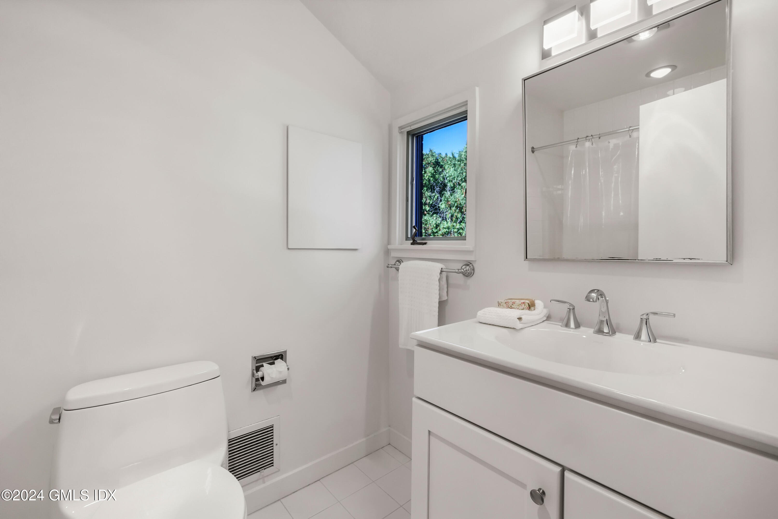 101 Lewis Street, Unit I Greenwich, CT 06830 - Photo 17 of 17 Second Bathroom Upstairs