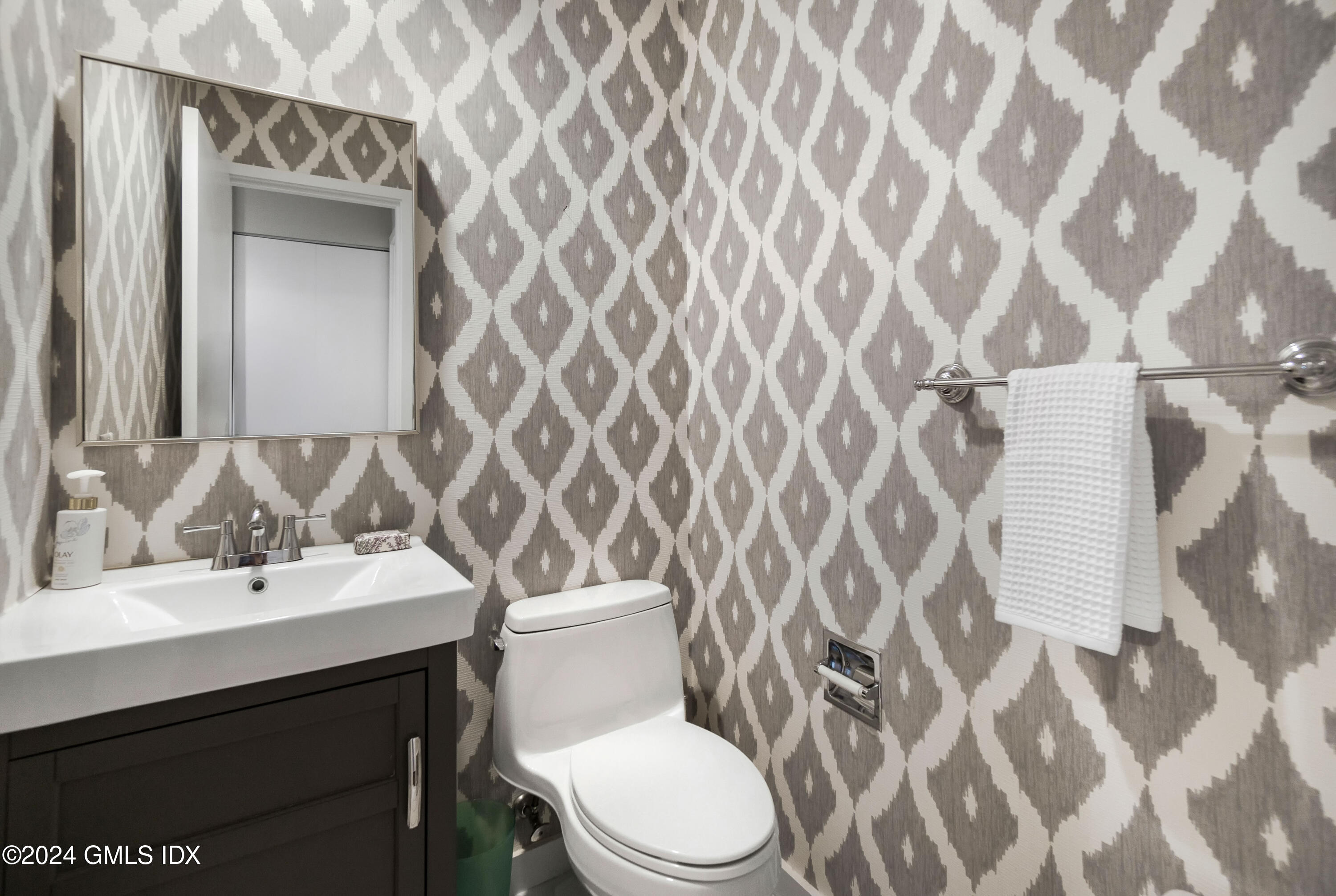 101 Lewis Street, Unit I Greenwich, CT 06830 - Photo 7 of 17 Powder Room