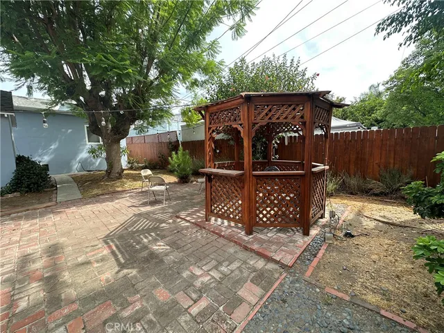 a view of a backyard