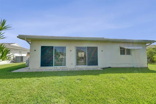 a view of a house with backyard and garden