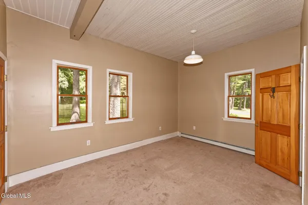 $3,250 | 1412 River Road, Bethlehem, NY 12158