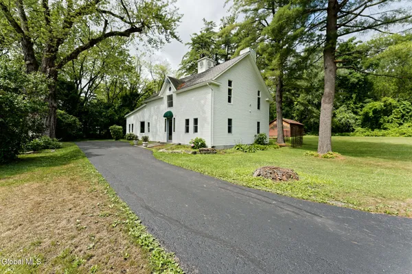 $3,250 | 1412 River Road, Bethlehem, NY 12158