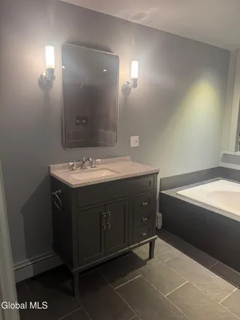 $3,250 | 1412 River Road, Bethlehem, NY 12158