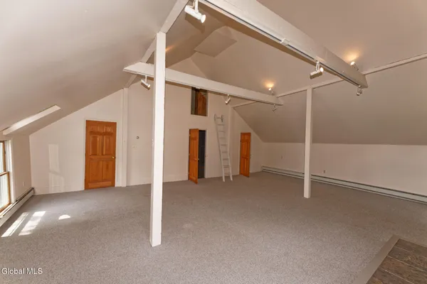 $3,250 | 1412 River Road, Bethlehem, NY 12158