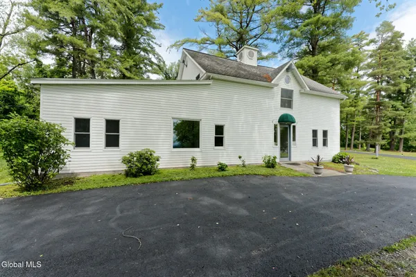 $3,250 | 1412 River Road, Bethlehem, NY 12158