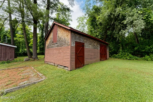 $3,250 | 1412 River Road, Bethlehem, NY 12158