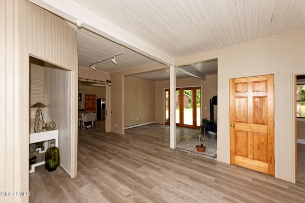 $3,250 | 1412 River Road, Bethlehem, NY 12158