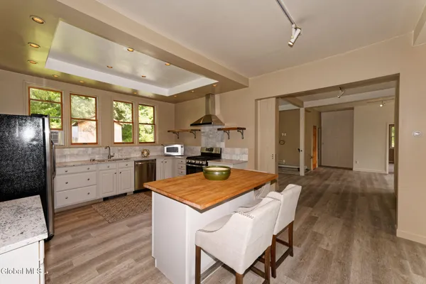 $3,250 | 1412 River Road, Bethlehem, NY 12158