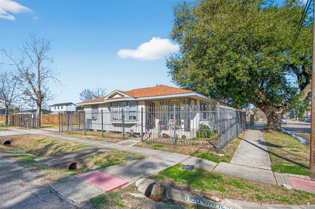 $465,000 | 2005 Common Street, Houston, TX 77009