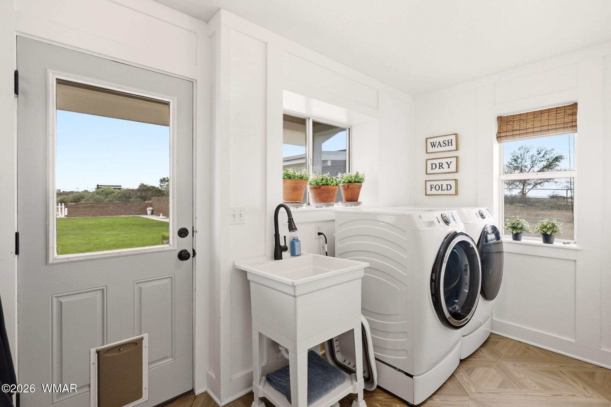 1491 Hunsaker Road Holbrook, AZ 86025 - Photo 13 of 40 a utility room with dryer and washer