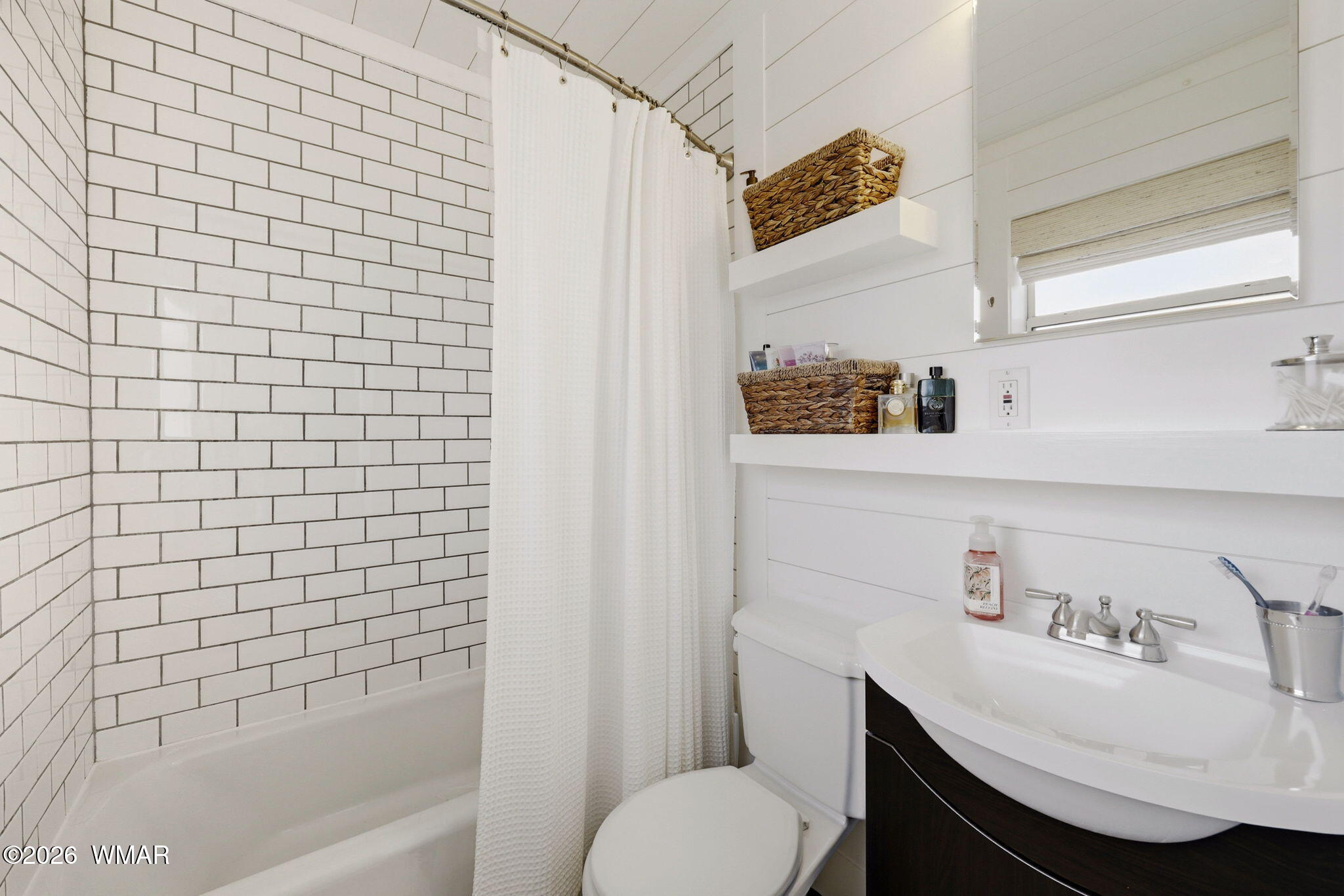 1491 Hunsaker Road Holbrook, AZ 86025 - Photo 23 of 40 a bathroom with a sink a toilet and shower