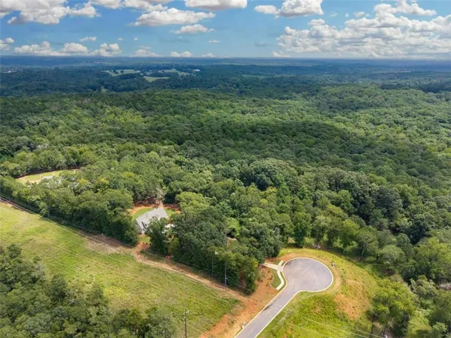 a view of a back yard