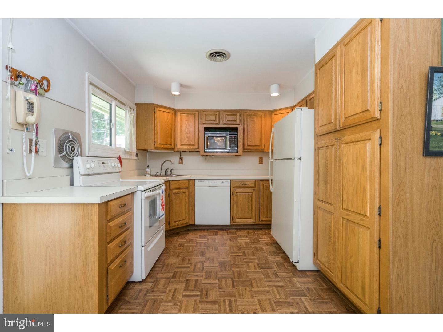 37 Hedge Road Levittown, PA 19056 - Photo 8 of 25 Gallery Image 8