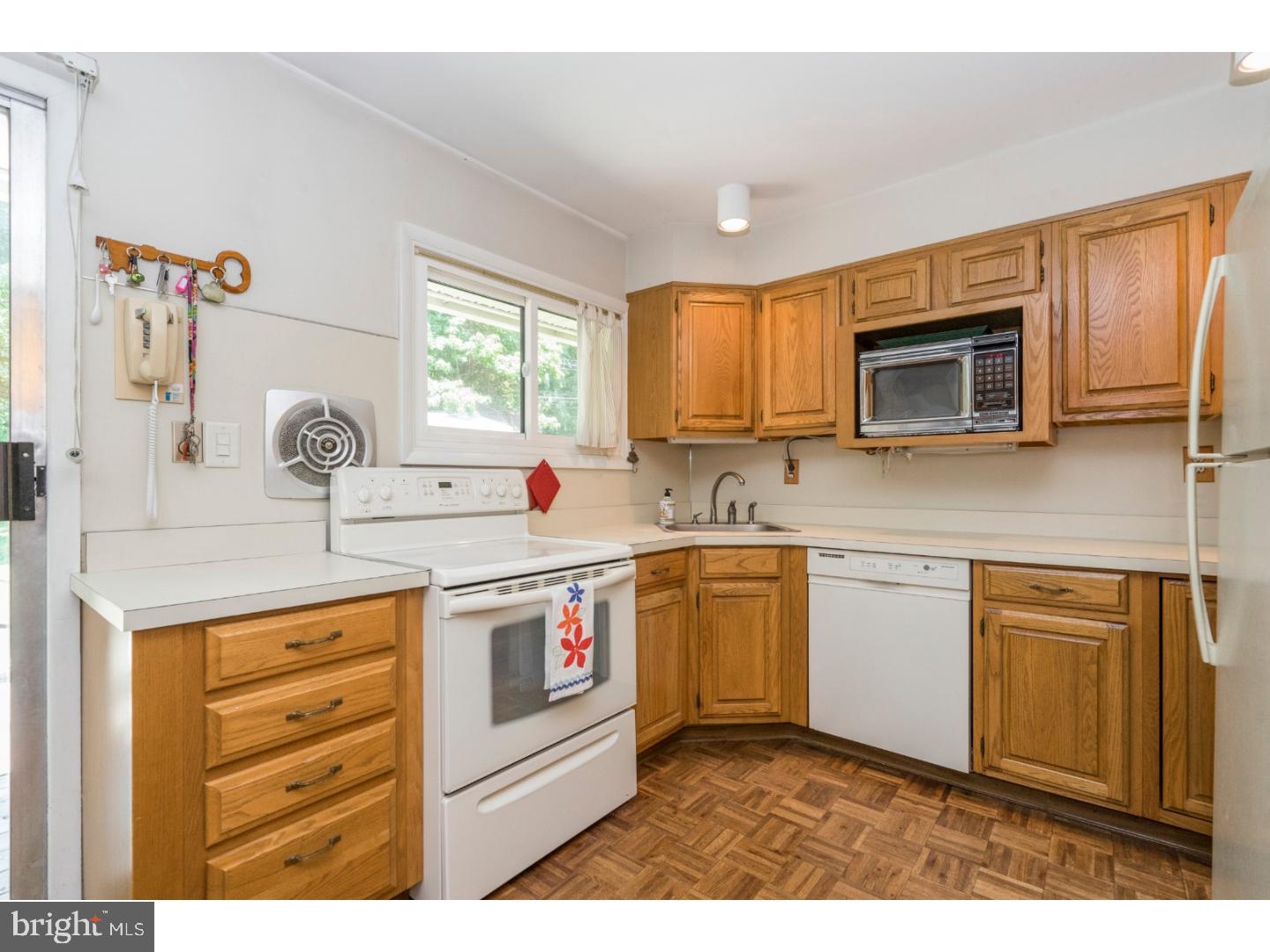 37 Hedge Road Levittown, PA 19056 - Photo 9 of 25 Gallery Image 9