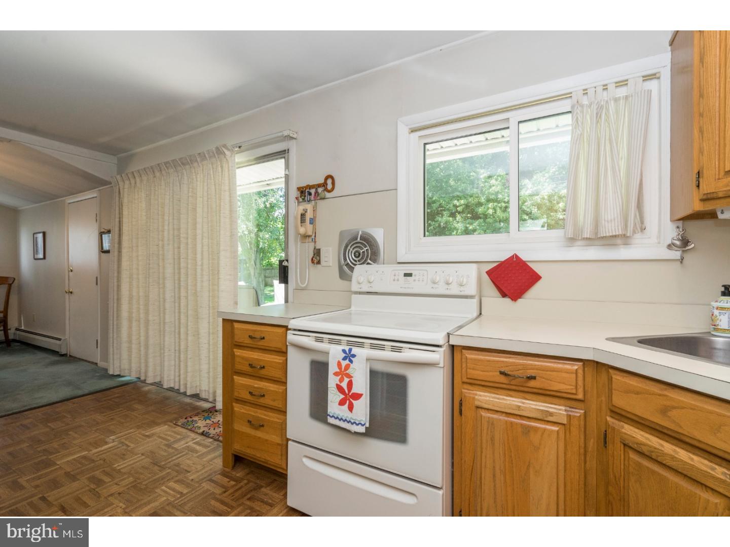 37 Hedge Road Levittown, PA 19056 - Photo 10 of 25 Gallery Image 10