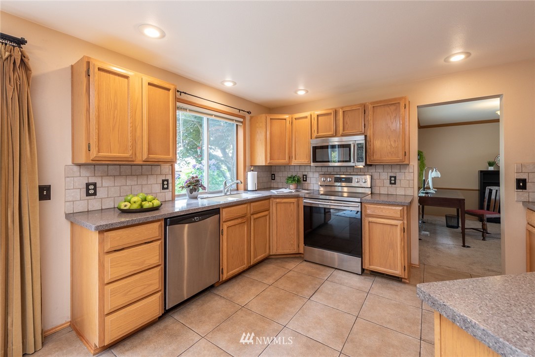 944 Southwest 347th Street Federal Way, WA 98023 - Photo 12 of 40 Gallery Image 12