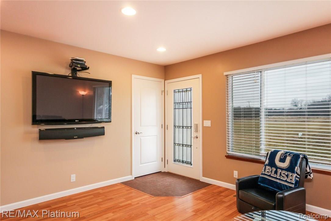 6621 Winans Lake Road Brighton, MI 48116 - Photo 2 of 36 007-Living_Room-3631824-medium.jpg