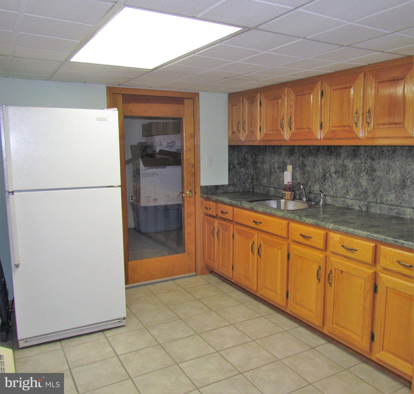 6442 Mt Phillip Road Frederick, MD 21703 - Photo 18 of 37 a view of a kitchen with electric appliances