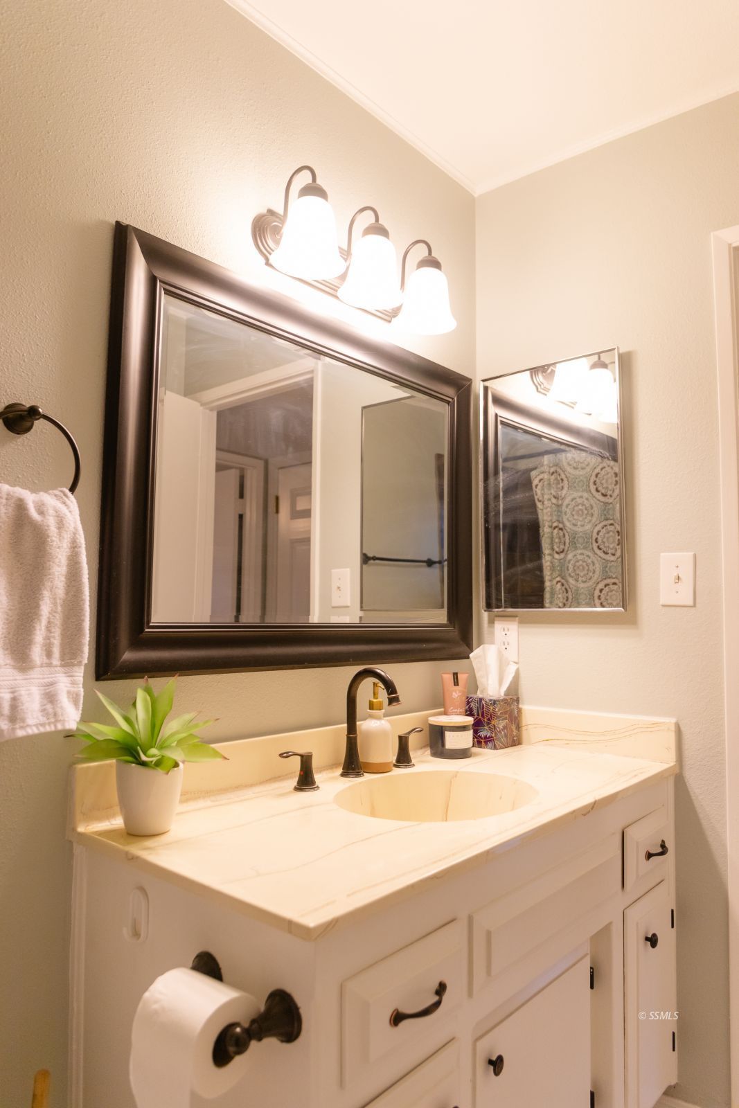 532 Las Posas Street Ridgecrest, CA 93555 - Photo 25 of 30 a bathroom with a sink and a mirror