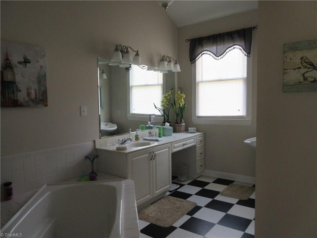 328 Canterbury Road High Point, NC 27262 - Photo 11 of 23 Gallery Image 11