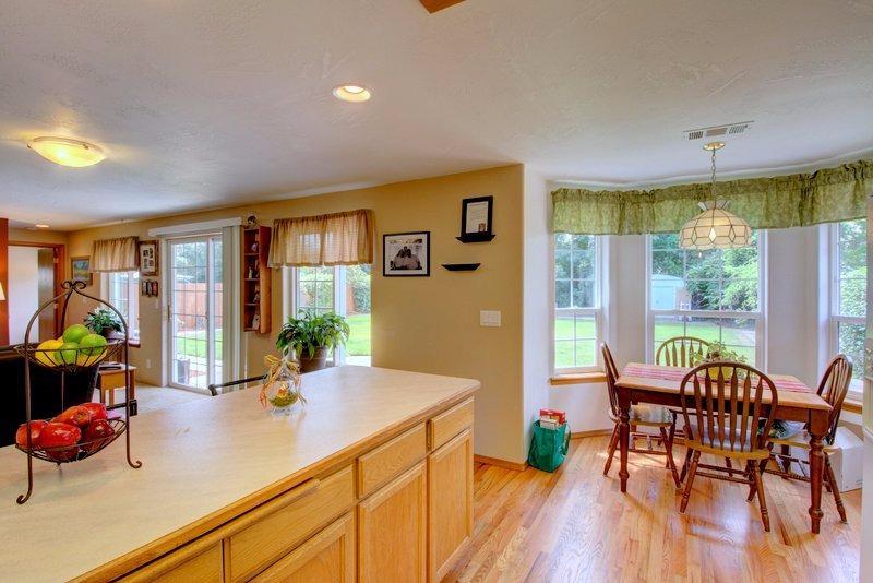 557 Mitchell Way Central Point, OR 97502 - Photo 8 of 23 Gallery Image 8