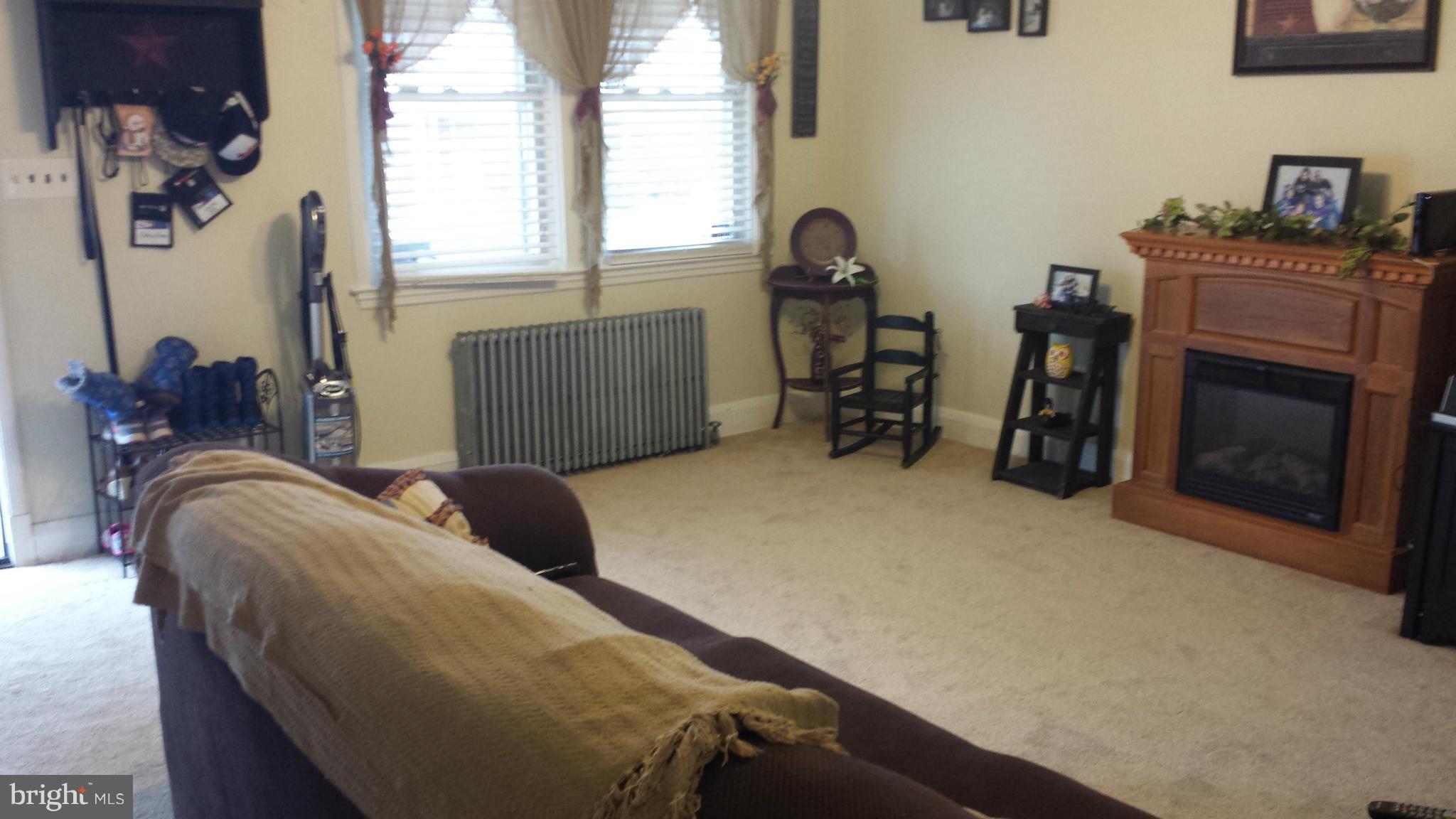 310 Westowne Road Baltimore, MD 21229 - Photo 2 of 11 Living Room