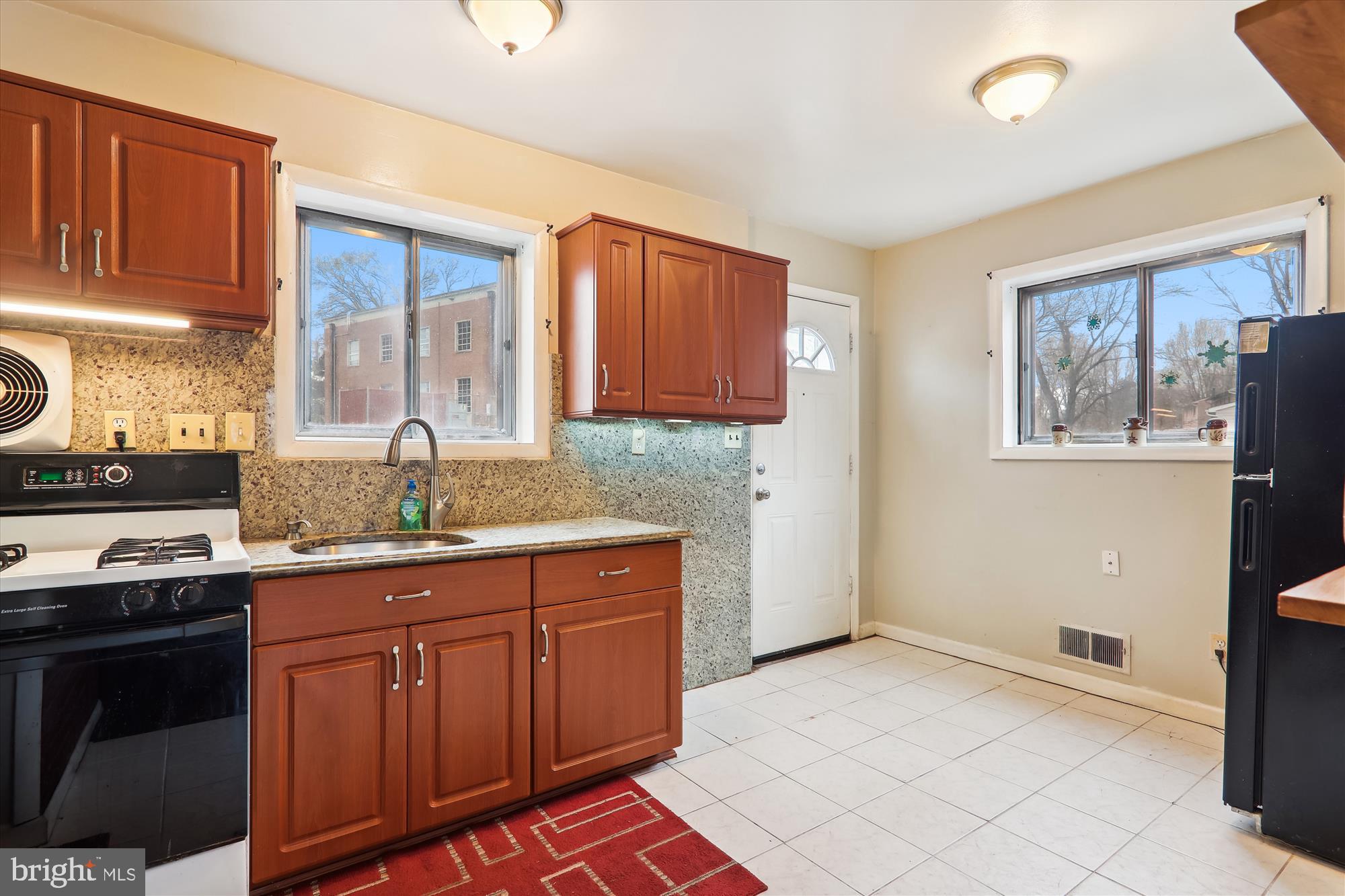 11902 Dalewood Drive Silver Spring, MD 20902 - Photo 16 of 49 Kitchen - has granite countertops & gas stove