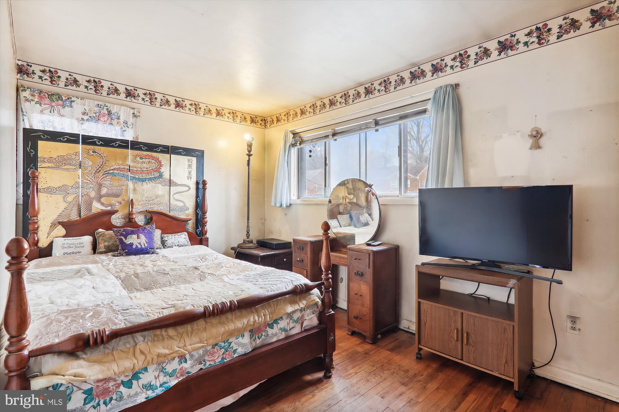 11902 Dalewood Drive Silver Spring, MD 20902 - Photo 22 of 49 Primary Bedroom w/Queen sized large bed