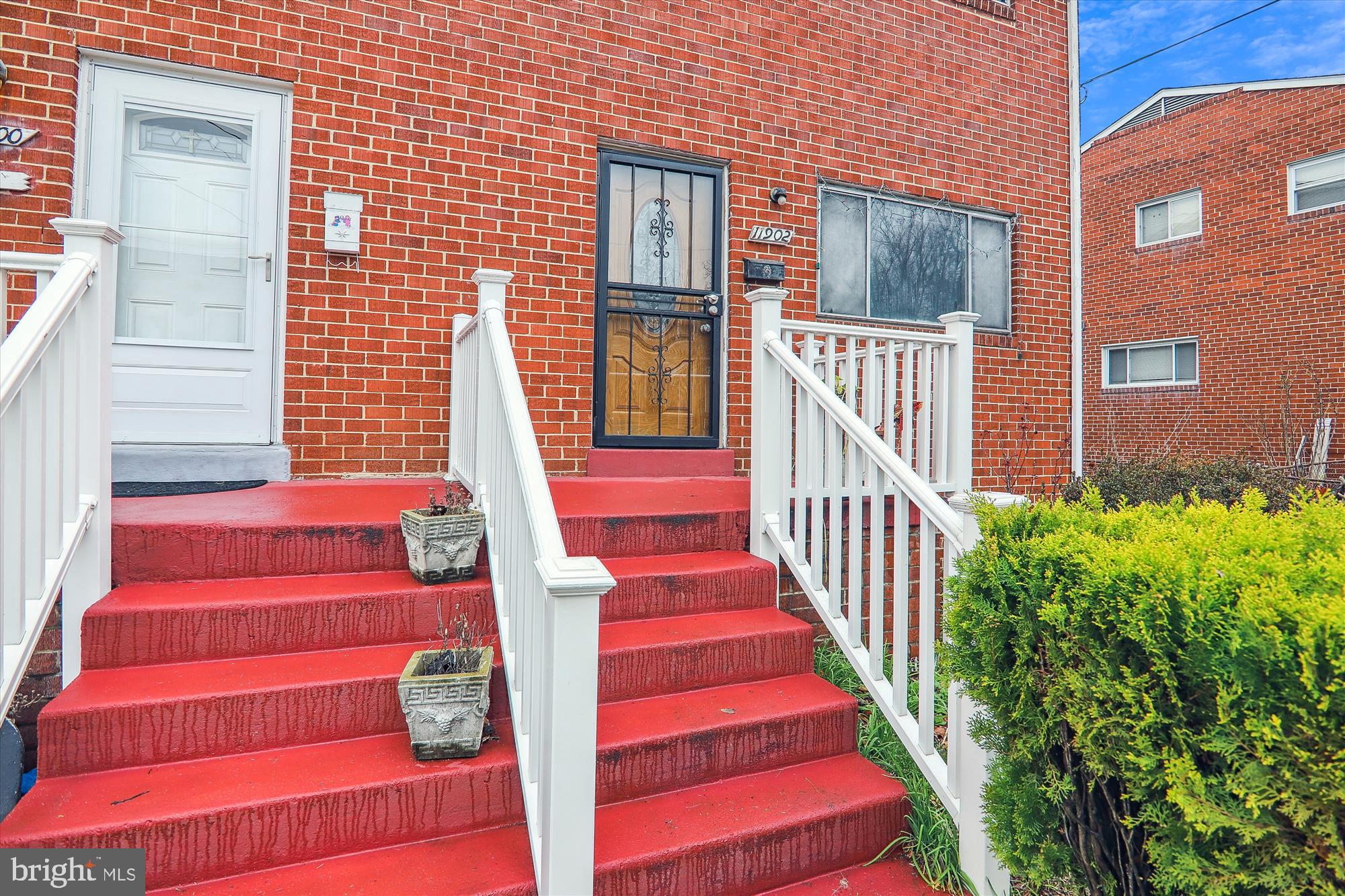 11902 Dalewood Drive Silver Spring, MD 20902 - Photo 4 of 49 Just 6 steps to the entrance