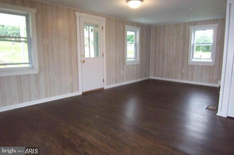 14639 Pennersville Road Cascade, MD 21719 - Photo 3 of 18 Living Room