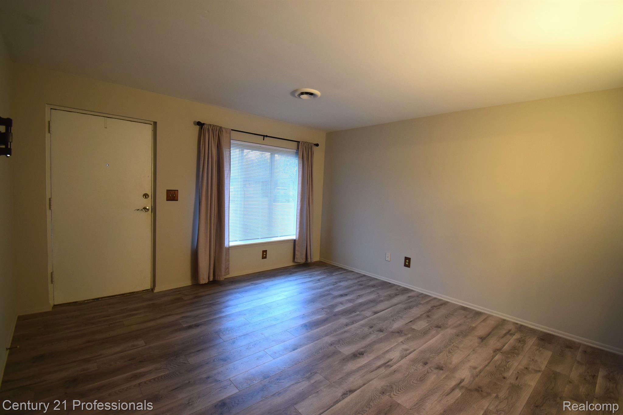 308 North Rochester Road, Unit 17 Clawson, MI 48017 - Photo 2 of 28 Front entrance door to open living room.