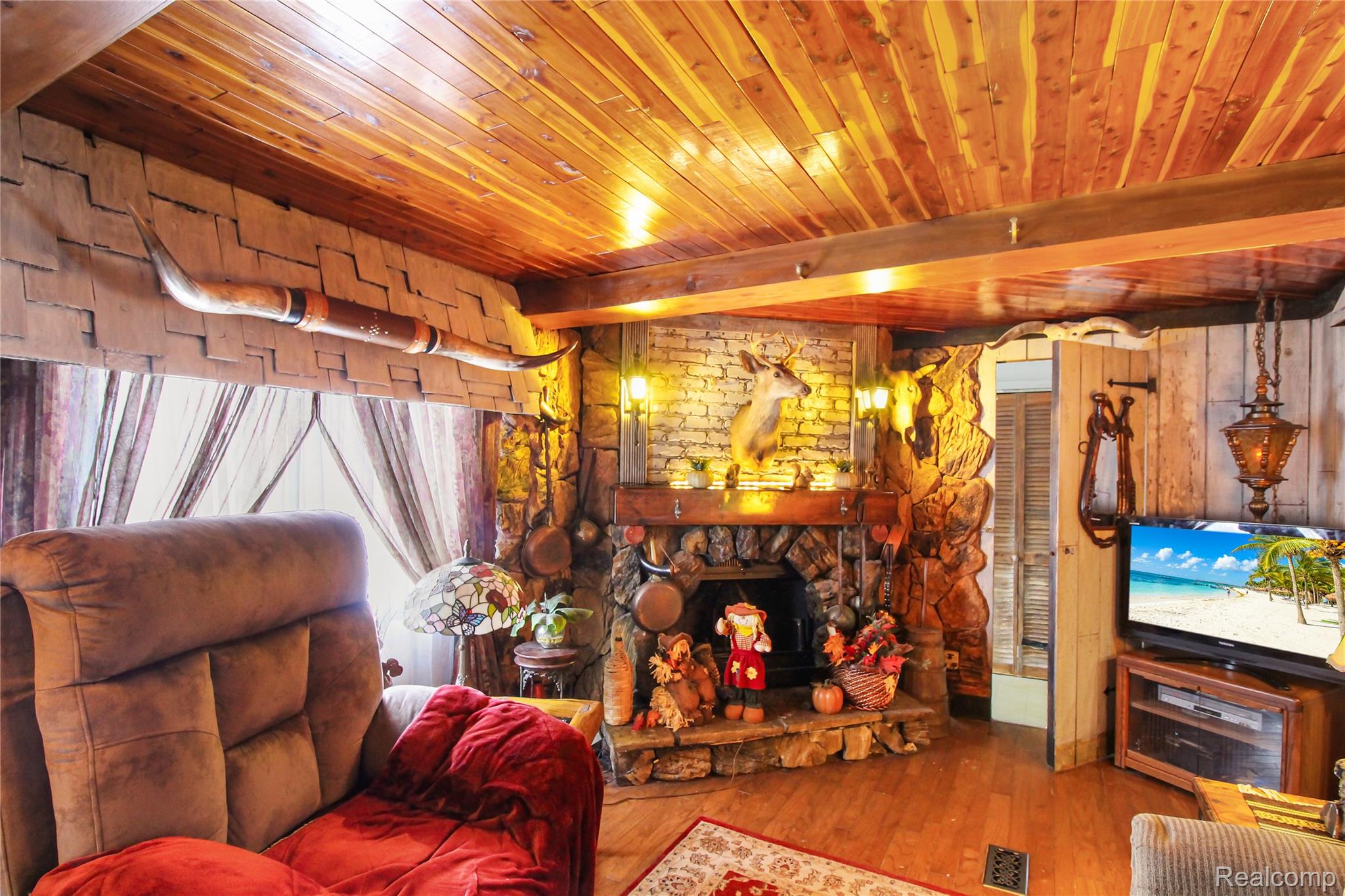 46000 Geddes Road Canton, MI 48188 - Photo 7 of 15 family room.jpg