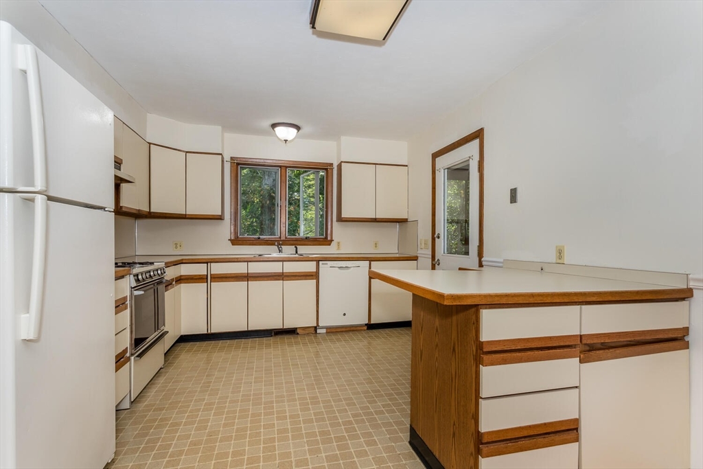 19 Walnut Knolls Canton, MA 02021 - Photo 6 of 22