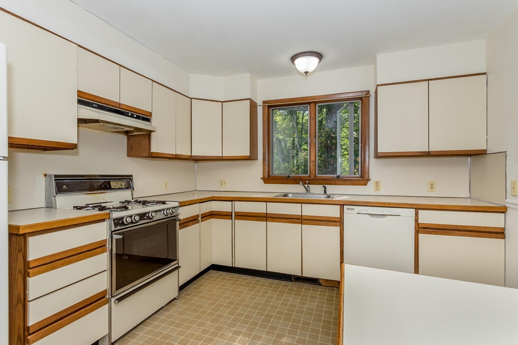 19 Walnut Knolls Canton, MA 02021 - Photo 7 of 22