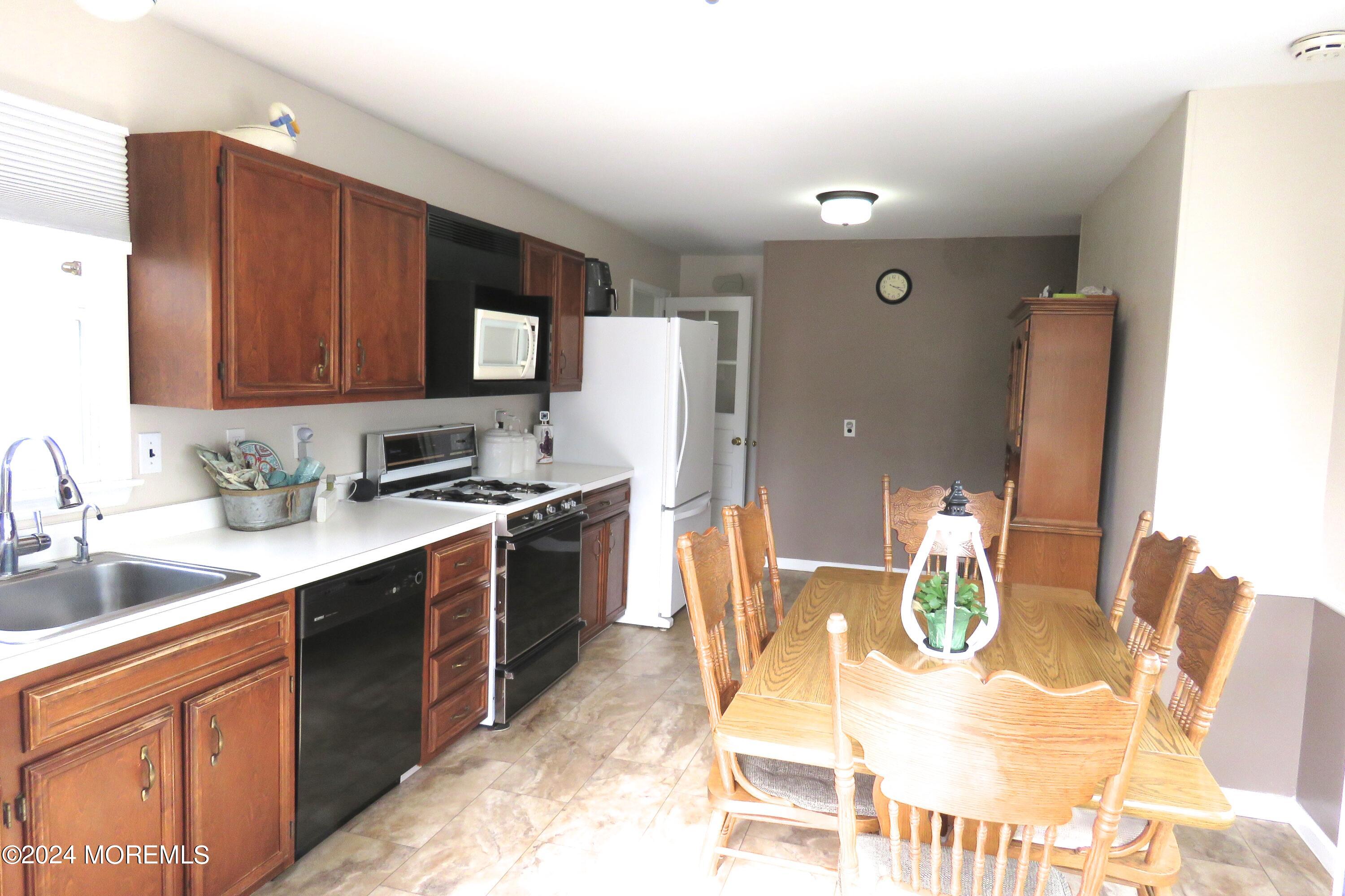 305 Sudbury Road Point Pleasant, NJ 08742 - Photo 13 of 29 Kitchen4