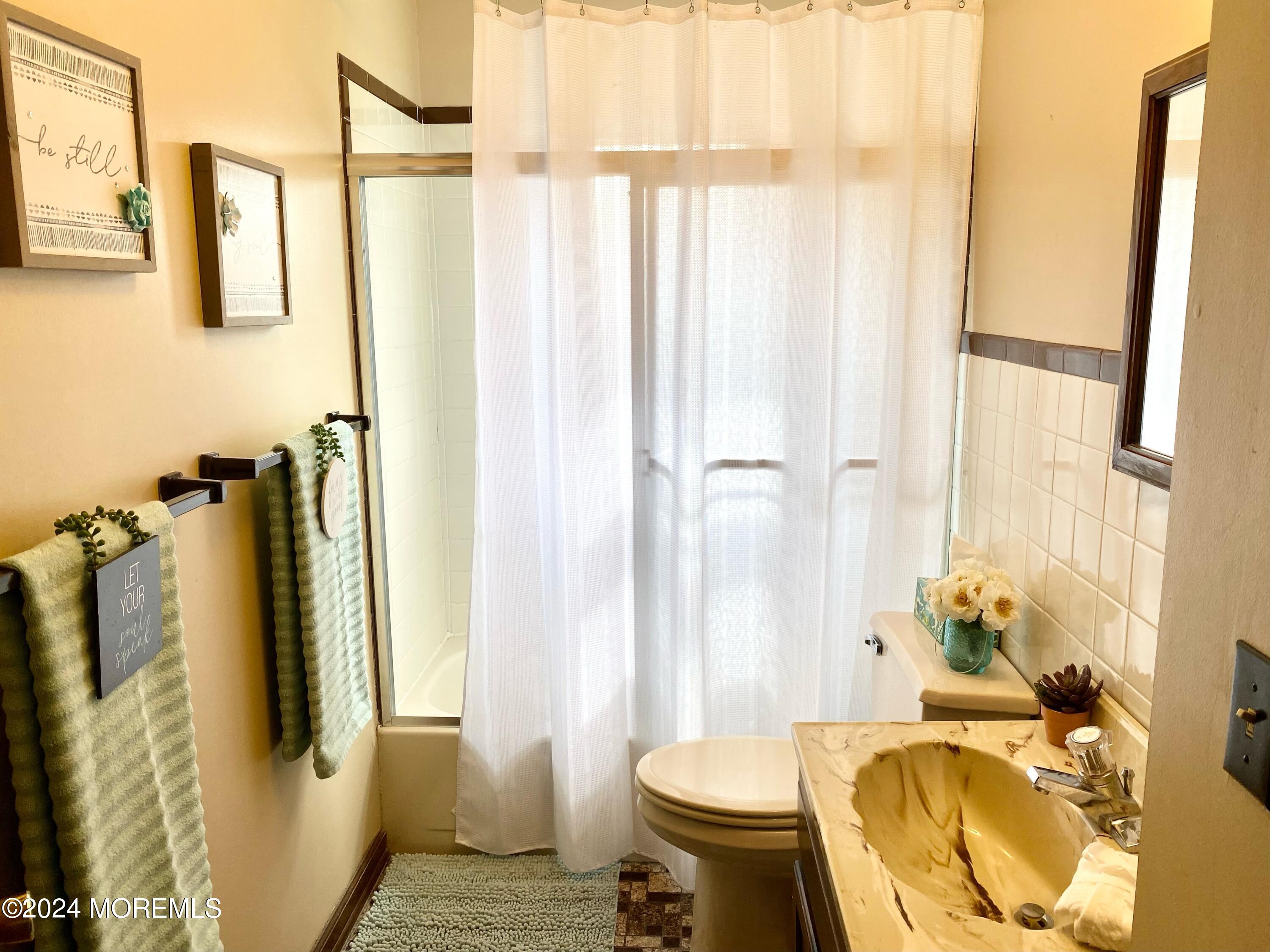 305 Sudbury Road Point Pleasant, NJ 08742 - Photo 19 of 29 2Nd Floor Bathroom