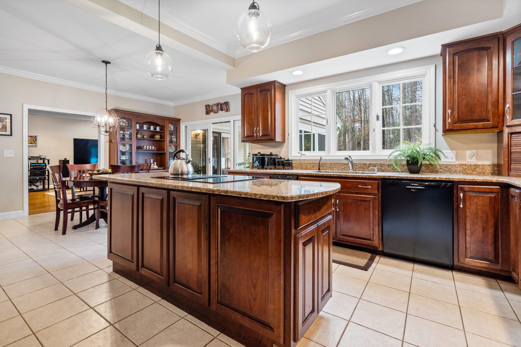 4 Rosewell Road Bedford, NH 03110 - Photo 7 of 40