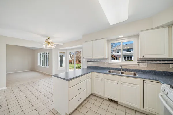$415,000 | 233 Spring Court, North Aurora, IL 60542