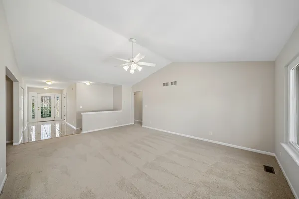 $415,000 | 233 Spring Court, North Aurora, IL 60542