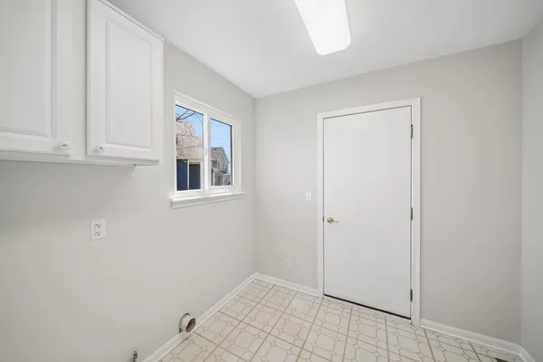 $415,000 | 233 Spring Court, North Aurora, IL 60542