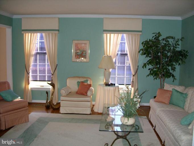 3216 Sigler Road Jefferson, MD 21755 - Photo 10 of 23 Living Room