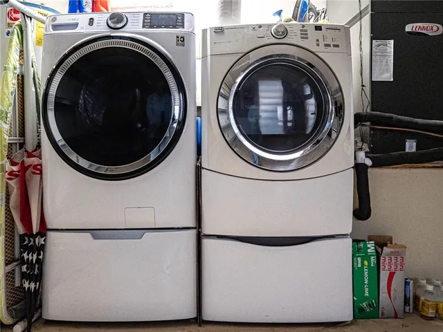 a close up view of a washer and dryer