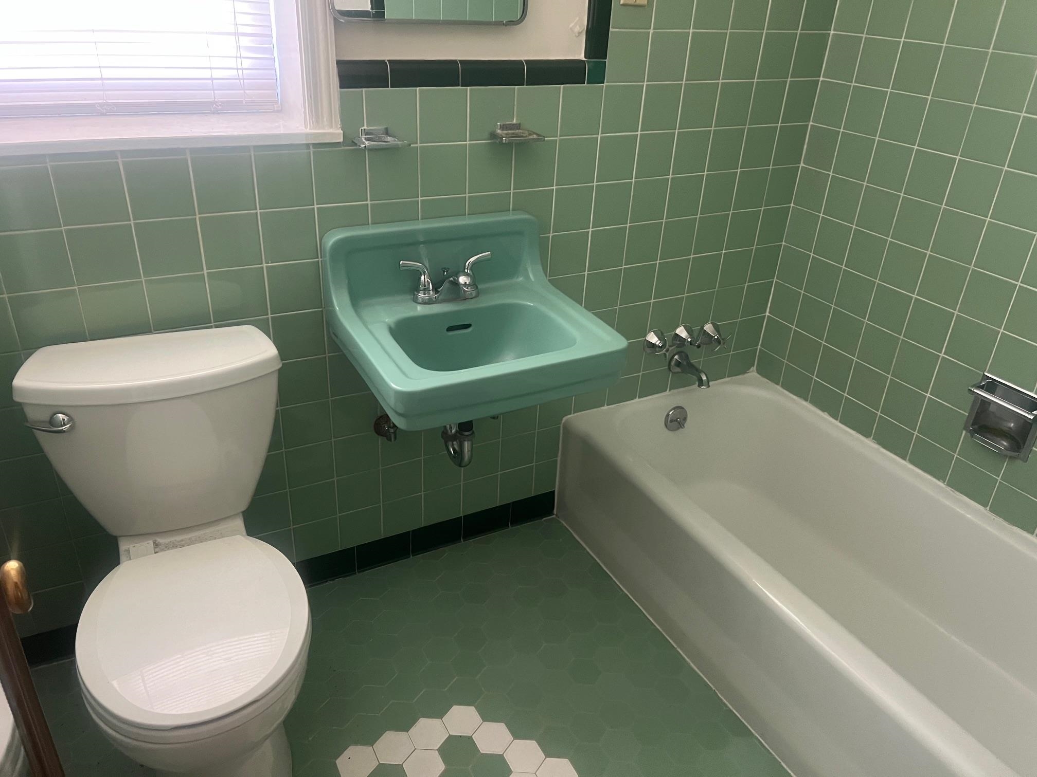 5048 Kaye Road Memphis, TN 38117 - Photo 8 of 19 a bathroom with a sink toilet and bathtub