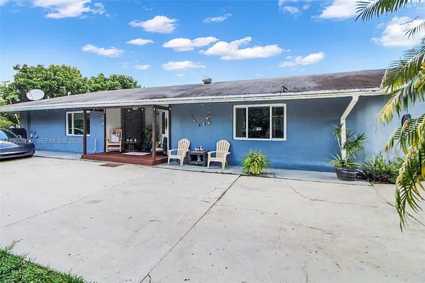 a view of yard with tree