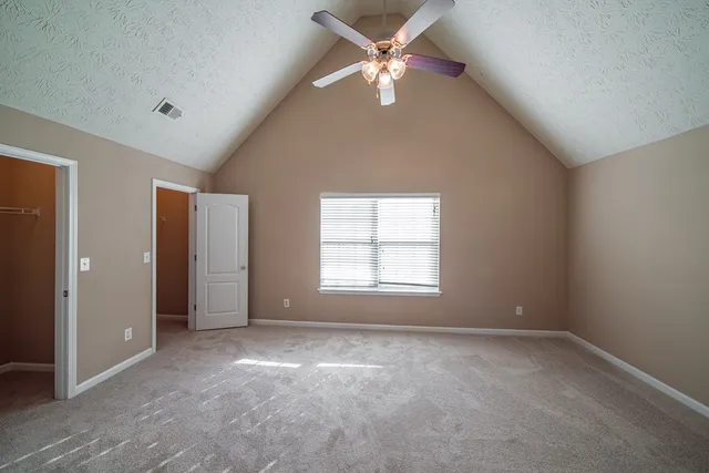 a view of empty room with a ceiling fan