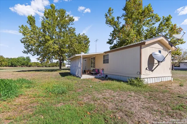 a view of back yard of the house