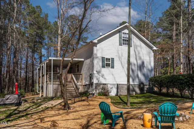a view of a house with backyard
