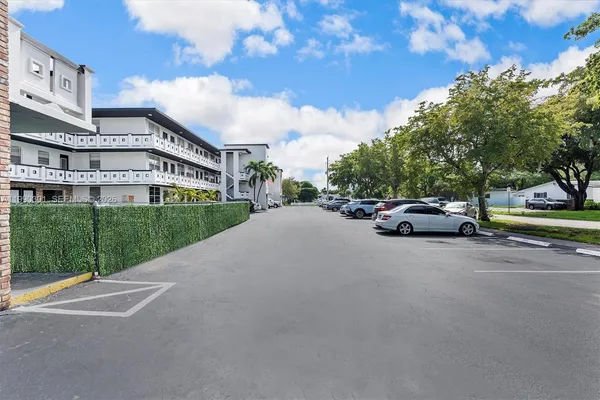 $1,670 | 1715 North 16th Avenue, Unit 312, Hollywood, FL 33020